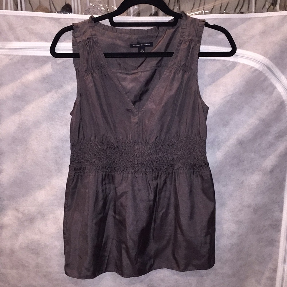 Banana Republic gray tank top.  Does not fit